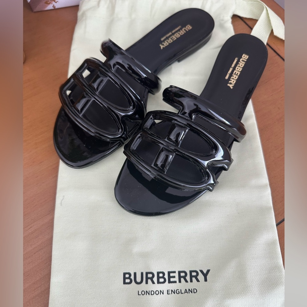 NWT Burberry Flat Sandals with Dustbag
